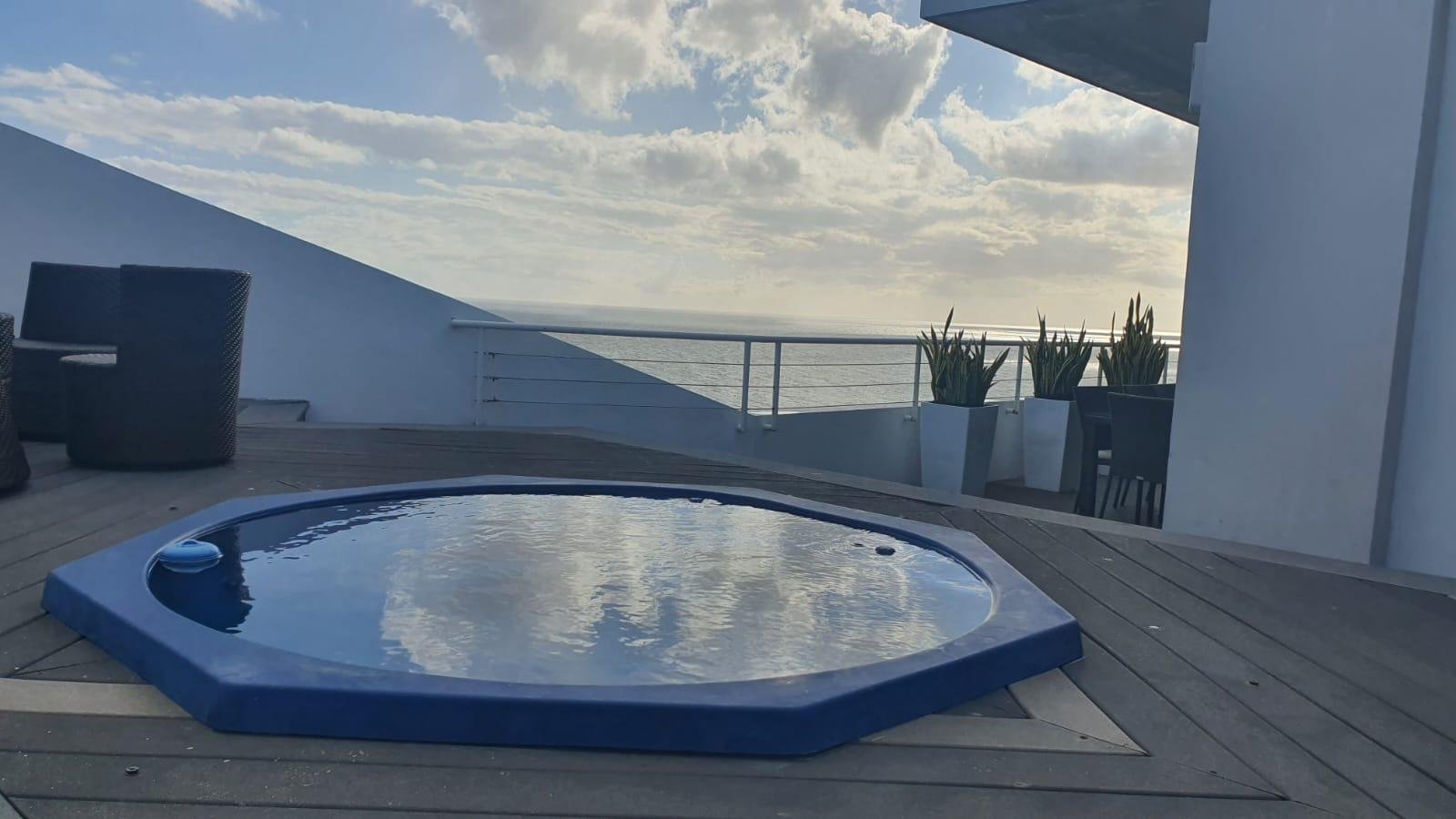 Ático de ensueño con vistas al mar: puro lujo en Marbella, Juan Dolio