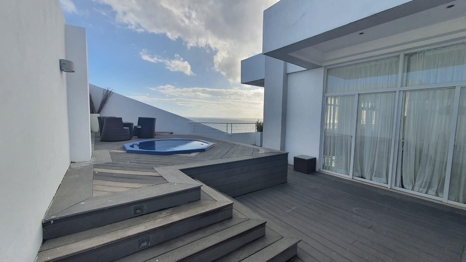 Ático de ensueño con vistas al mar: puro lujo en Marbella, Juan Dolio