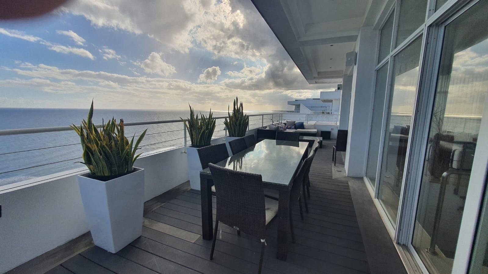 Ático de ensueño con vistas al mar: puro lujo en Marbella, Juan Dolio