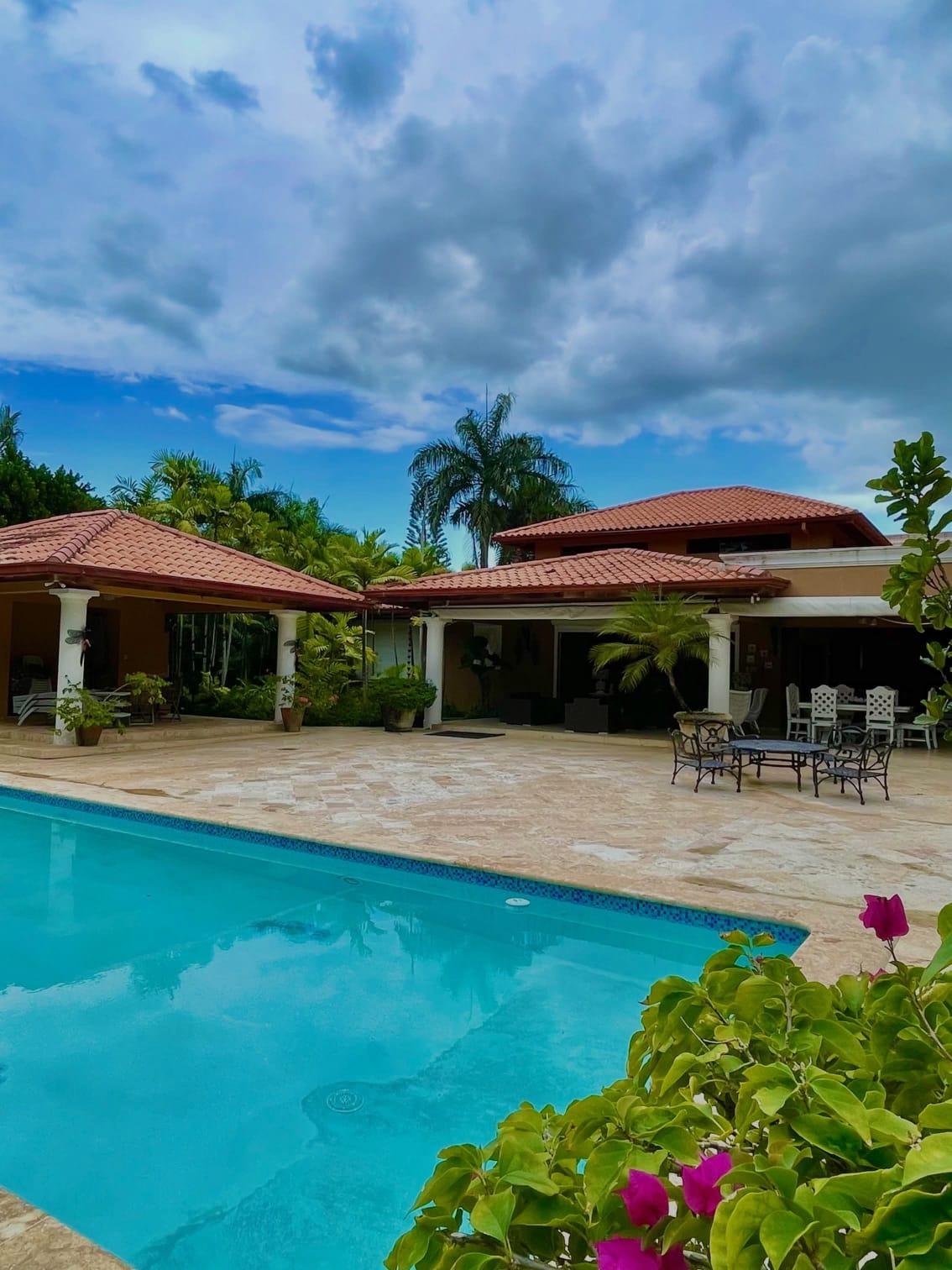 Lujosa villa en metro country club | Juan dolio